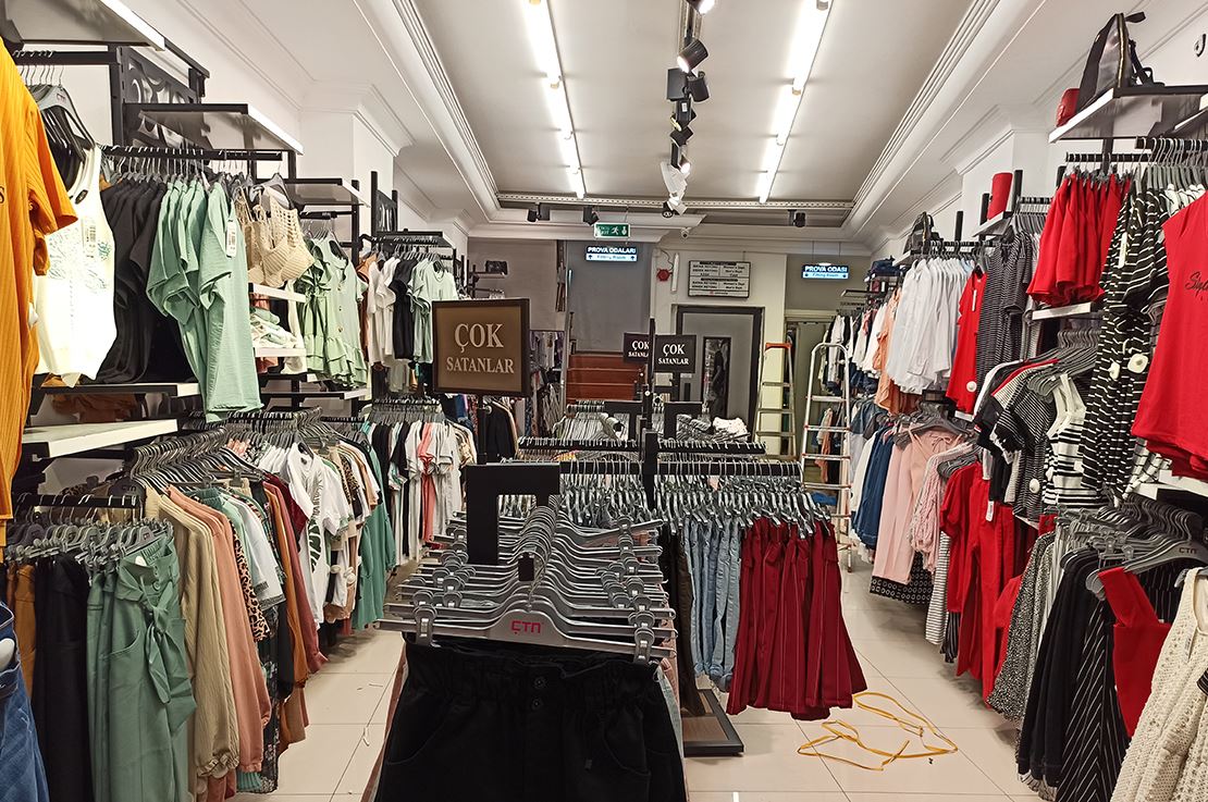 Aydın Kuşadası'ndaki ÇTN Moda Giyim'e 50 adet 36W Etanj Led Armatür imalatı yapıldı.
