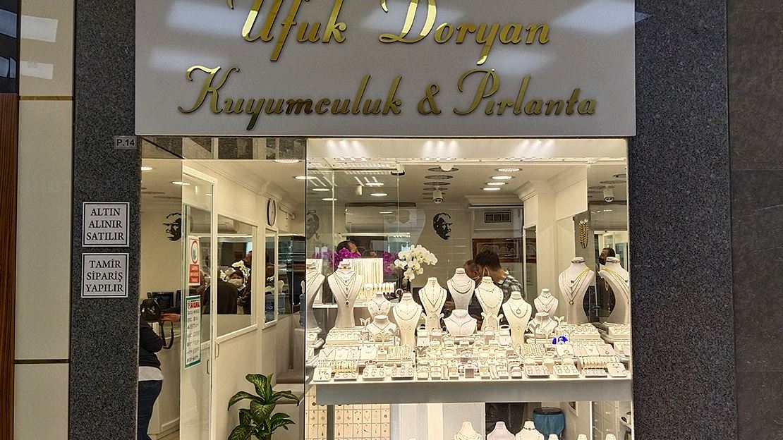 İzmir Karşıyaka'daki Ufuk Doryan Kuyumculuk'a 6 adet 165W Led Armatür imalatı yapıldı.